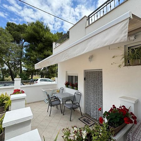 Studio Apartments With Terrace Near Sea - Angela'S Apartments Задар Екстер'єр фото